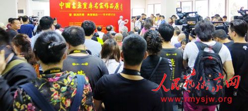 �й��黭����������Ʒչѧ�����ֻ��ھ���Ļ