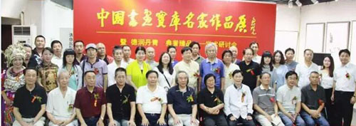 �й��黭����������Ʒչѧ�����ֻ��ھ���Ļ