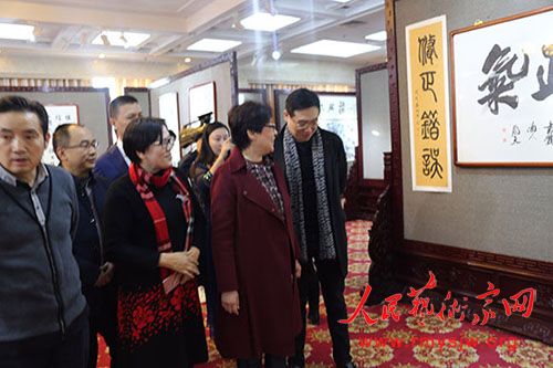 ���Ҷ����������μӡ�����������ͬ־����120����������Ʒչ��