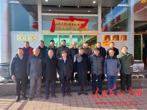 ����ë��ͬ־����127������Ұ��ʫ���߽�ɽ�����ƺ�ɫ�Ļ�����ݻ��ɽ��ʡ���ݾ���