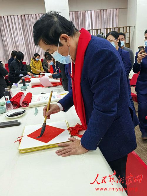 ��ʫ���л� ���޿�ѧ��Ұ��ʫ���߽��й����Ժ�鷨�����ھ�����