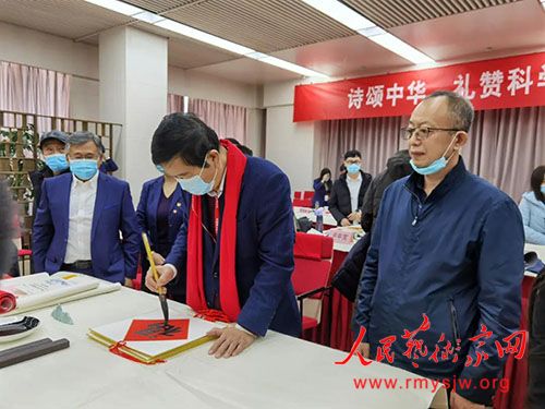 ��ʫ���л� ���޿�ѧ��Ұ��ʫ���߽��й����Ժ�鷨�����ھ�����