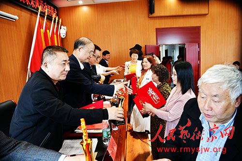 ����ΰ���й��� ϲ�콨�������� �й��������� ��Ʒ��������۶ �Ÿ�����ʯ�򡱲ɷ�ʻ�