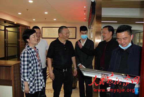 ף�컪�������ԡ���濡�����Ӣ����־��һ�е��������輯�ŵ���