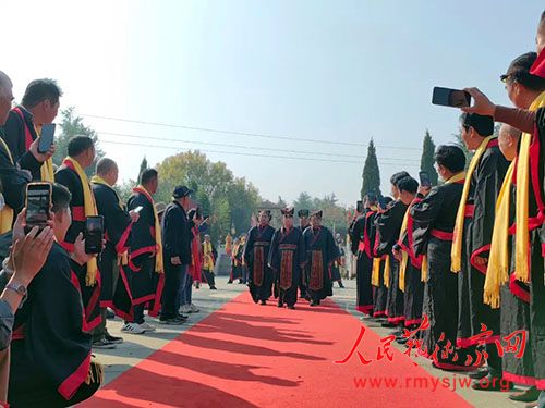 ̩ɽ���Ļ���̳�ߺ�ʥ���»ݵ���2743��ϵ�л��ɽ����̩�ٰ�