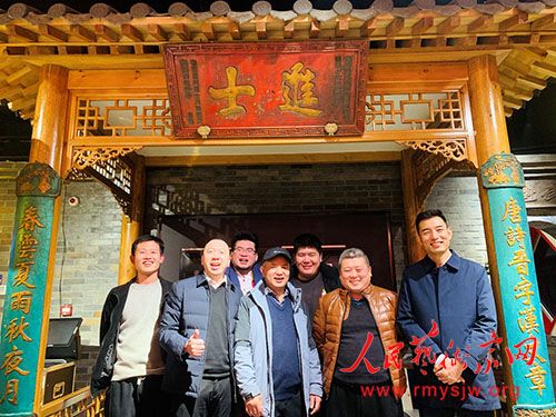 �簲������ʼ�˷��ΰ�������н��Ǻ����Ŷ�һ���߽�������빫�桷��־������Ļ�����