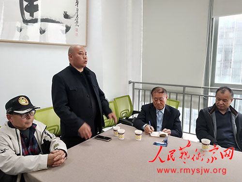 �ܶ����о���̸���ڶ��¶���̧ͷ�վٰ���ں���ֵ