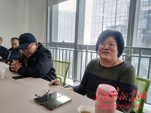 �ܶ����о���̸���ڶ��¶���̧ͷ�վٰ���ں���ֵ