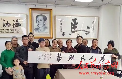 �ܶ����о���̸���ڶ��¶���̧ͷ�վٰ���ں���ֵ