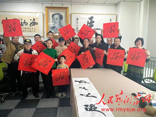 �ܶ����о���̸���ڶ��¶���̧ͷ�վٰ���ں���ֵ