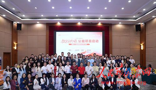 ר��΢Ц�ػ������ܲ߻�ʦʫ�˳�Ө